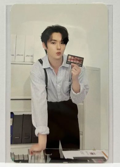 Двостороння фотокартка Stray Kids Leeknow CLIO Office