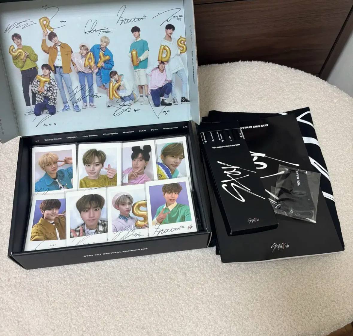 straykids 1st fanclub kit All components except the poster and membership card. Pencil strap, eco-bag, unopened and unused. Photo card is free of defects!