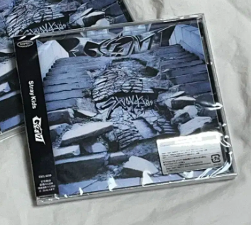 Stray Kids - japan 2nd album Giant [통상반] + random 1 photocard